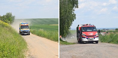 Akcja ratunkowa na polu koło Smardzowa. Strażacy pomagali dotrzeć do rannego