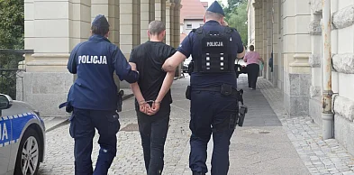 Wpadł po włamaniu do Dino. 43-latek usłyszał aż 12 zarzutów