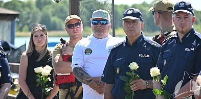 [FOTO] Grzegorza pożegnali na Ptasiej Wyspie. Niezwykły hołd dla policjanta