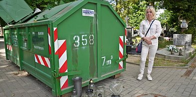 Mama leży przy śmietniku. Tylko płakać na cmentarzu w Głogowie