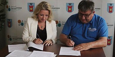 Rolnicy z gminy Jerzmanowa otrzymają wapno nawozowe. Podpisano umowę na dostawy