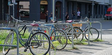 Stojaki rowerowe, które porządkują przestrzeń - jak wybrać rozwiązanie bezpieczne