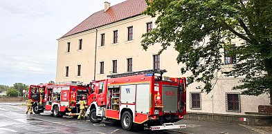 [FOTO] Akcja strażaków w głogowskim zamku. Ogień w piwnicy