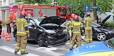 [FOTO] Zderzenie aut pod szkołą w Głogowie. Poszkodowane dwie osoby
