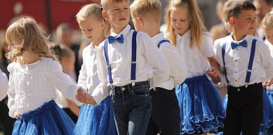 Historyczna chwila w Głogowie. Ponad 300 przedszkolaków zatańczyło poloneza