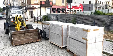 Nareszcie! Ruszyły zmiany przy blaszanym płocie na głogowskim rynku