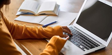 Jakie korzyści przynosi kształcenie akademickie w systemie zdalnym?