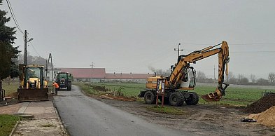 Koparka z operatorem na budowie. Kiedy się opłaca i jak wybrać wykonawcę robót zie