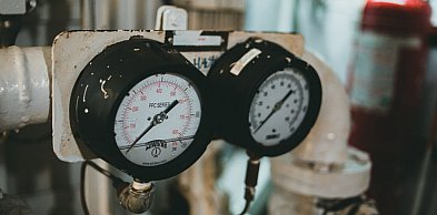 Gdzie zamontować manometr, aby kontrolować pracę układu pneumatycznego?