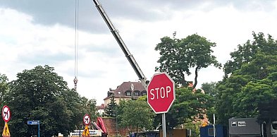 Wielki dźwig w centrum miasta. Co tam się dzieje?