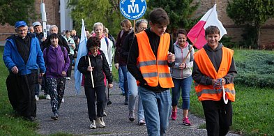Ze śpiewem i modlitwą. Pielgrzymi z Głogowa idą do Grodowca [FOTO]-173737