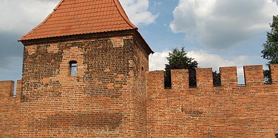 O miejskich obwarowaniach. Budowę pierwszego wału zlecił Mieszko I -174568