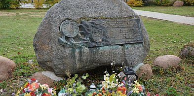 Pamięć schowana za cmentarną kaplicą-176069