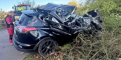 Toyota staranowała ciągnik. Makabryczna kolizja pod Jakubowem [FOTO]-176174