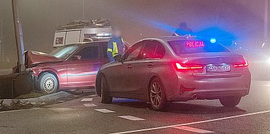 Auto uderzyło w latarnię w Głogowie. Uważajcie, jest ślisko!-177609