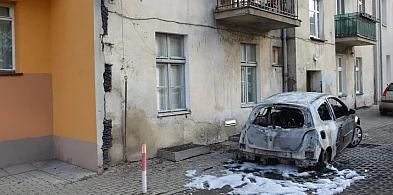 Trwa szukanie przyczyn. Renault spłonął doszczętnie na podwórku w Głogowie-178635