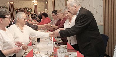 Tu już święta, więc dzielono się opłatkiem-178857