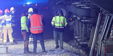 Ciężarówkę dosłownie wbiło do rowu! Scania wypadła z drogi pod Głogowem [FOTO]