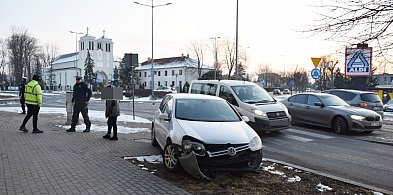 Ciężarówka i osobówka spotkały się na rondzie w Głogowie