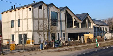 Hotele rosną po zimie. Wiosna przyspiesza budowę nad jeziorem