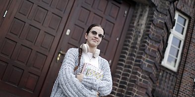 Młodzież siedzi w ekranach. Hania: A ja piszę i śpiewam o naszym pokoleniu