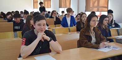 [FOTO] Wielkie oblężenie na dyktandzie z angielskiego w Głogowie!