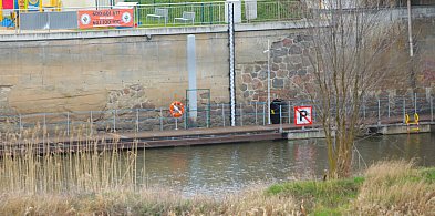 Pomost na marinie do rozbiórki. Nie ma sensu wymieniać deski po desce