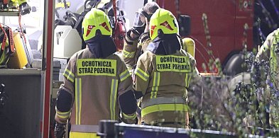 Budynek w ogniu w Serbach. Strażacy szukali trzech mężczyzn