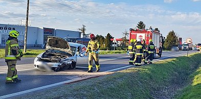 [FOTO] Dwa auta zderzyły się pod Głogowem. Utrudnienia na Jerzmanówce