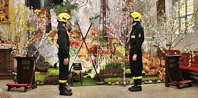 Strażacy czuwają przy grobie. Zmiana po zmianie