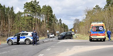 [FOTO] Zderzenie na kotlańskiej krzyżówce. Dwa samochody kompletnie rozbite