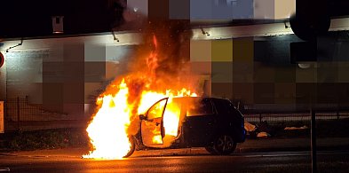 Auto stanęło w ogniu. Akcja strażaków w Głogowie