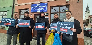 [WIDEO] Awantura o butelki pod biurem posła! „Segregacja dla meneli”