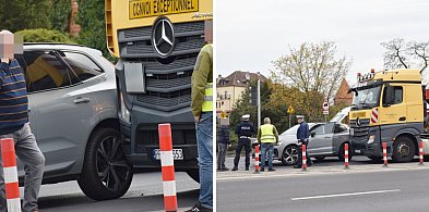 Chaos przed mostem w Głogowie! Volvo starło się z ciężarówką