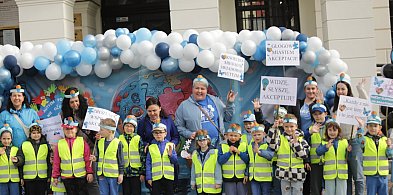 [FOTO] Dzieci poprowadziły niebieski marsz przez Głogów: Widzę, słyszę i akceptuję