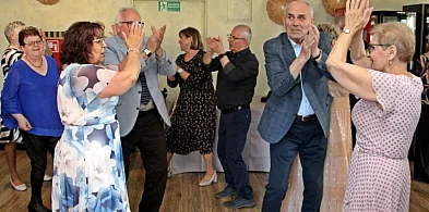 Emeryci wiedzą, jak się bawić. Taniec i wysoka frekwencja [FOTO]