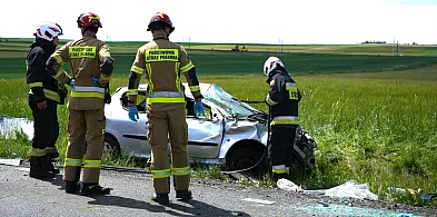 Peugeot koziołkował i wypadł z trasy. Groźnie pod Głogowem