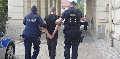 Wpadł po włamaniu do Dino. 43-latek usłyszał aż 12 zarzutów