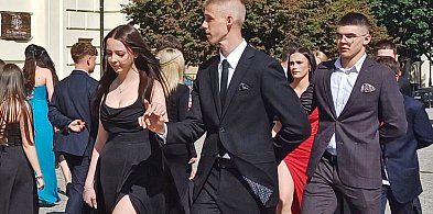 Piękny polonez na głogowskim rynku. To młodzież z SP 2 [FOTO]