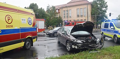 Zderzyli się na ruchliwym skrzyżowaniu w Głogowie. Dwa auta całkiem rozbite