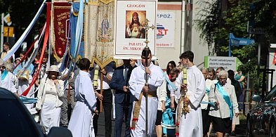 [FOTO] Boże Ciało w Głogowie. Tłumy wiernych przeszły przez miasto