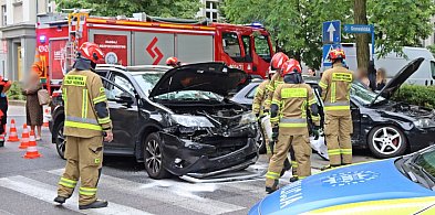 [FOTO] Zderzenie aut pod szkołą w Głogowie. Poszkodowane dwie osoby