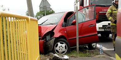 [FOTO] Wypadł z jezdni tuż przed przejściem dla pieszych. Kierowca w szpitalu