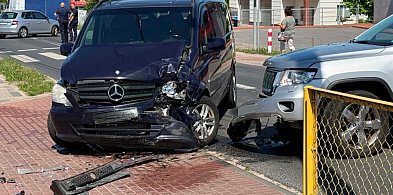 [FOTO] Kierowca Jeepa próbował zawrócić i doszło do zderzenia