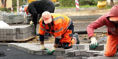 Układają kostkę, wyleją asfalt i gotowe. Ulica Sikorskiego w przebudowie-175029
