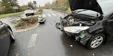 Kolizja na skrzyżowaniu w Głogowie. Nissan przeleciał przez wysepkę-175715