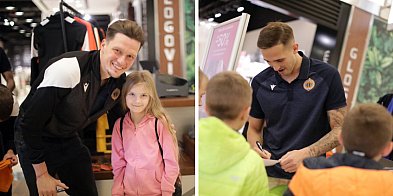 [FOTO] Piłkarze Chrobrego spotkali się z kibicami i rozdawali autografy-175958
