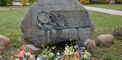 Pamięć schowana za cmentarną kaplicą-176069