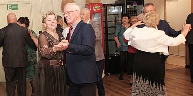 Emeryci wiedzą, jak się bawić! Bal na pięćdziesiąt par-176792
