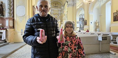 Rozpoczynamy Adwent. A w kościołach wolontariusze ze świecami Caritasu-177618